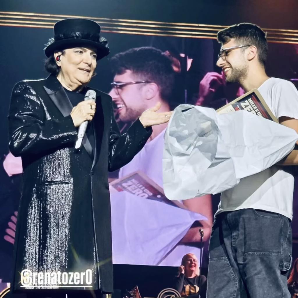 Al PalaRescifina il particolare invito di Renato Zero ai "sorcini" delle due sponde dello Stretto Il noto cantante romano, in uno dei suoi ultimi concerti a Messina, come si vede nel video pubblicato su TikTok da Mario Calarco ha elencato le qualità e bellezze dalla nostra regione e poi l'appello -- Al PalaRescifina il particolare invito di Renato Zero ai "sorcini" delle due sponde dello Stretto